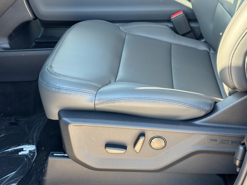 Ford Expedition Vehicle Full-screen Gallery Image 18