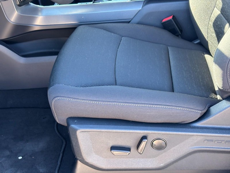 Ford F-150 Vehicle Full-screen Gallery Image 17