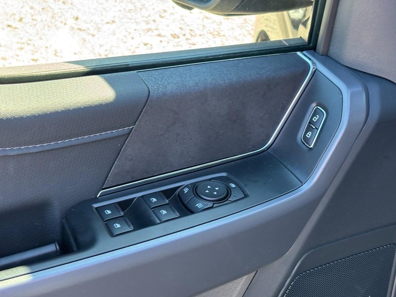 Ford F-150 Vehicle Full-screen Gallery Image 18