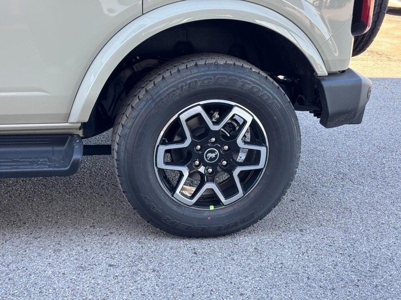 Ford Bronco Vehicle Image 12