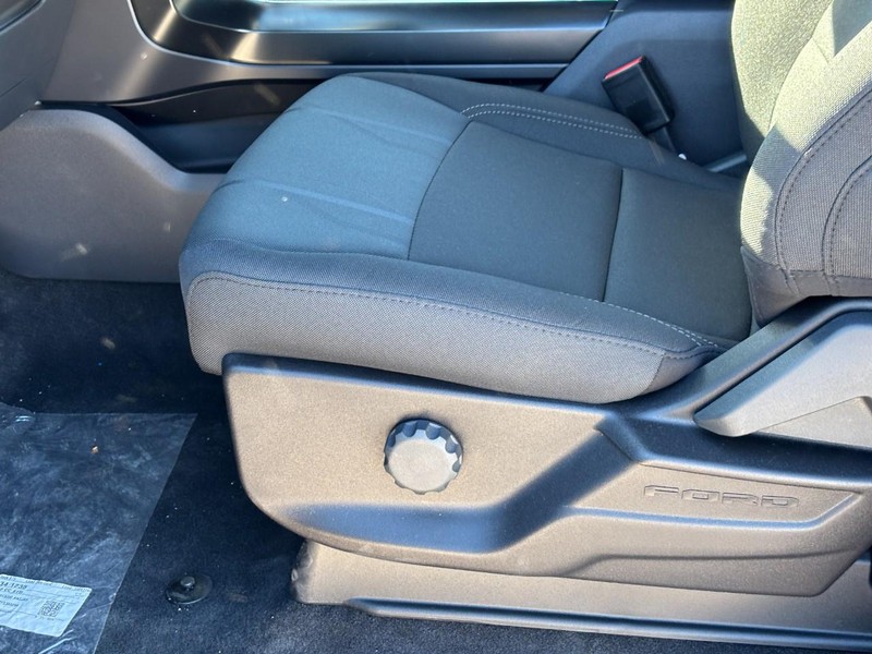 Ford F-150 Vehicle Full-screen Gallery Image 17