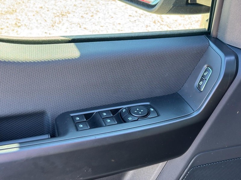 Ford F-150 Vehicle Full-screen Gallery Image 18