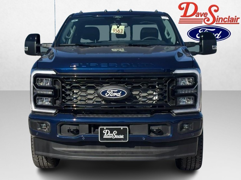 Ford Super Duty F-250 SRW Vehicle Full-screen Gallery Image 02