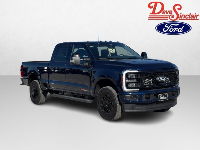Ford Super Duty F-250 SRW Vehicle Full-screen Gallery Image 04