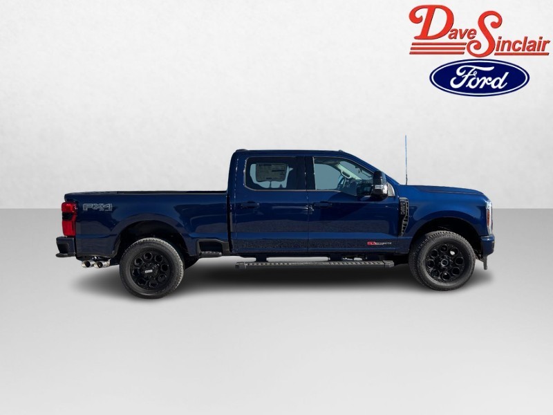 Ford Super Duty F-250 SRW Vehicle Full-screen Gallery Image 05