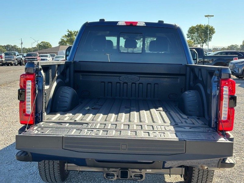 Ford Super Duty F-250 SRW Vehicle Full-screen Gallery Image 11