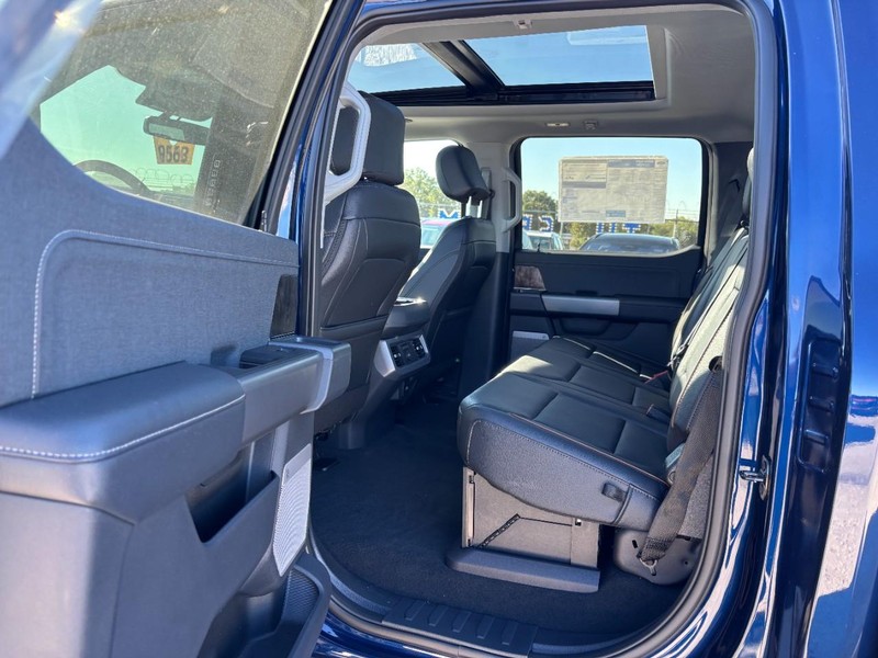 Ford Super Duty F-250 SRW Vehicle Full-screen Gallery Image 13
