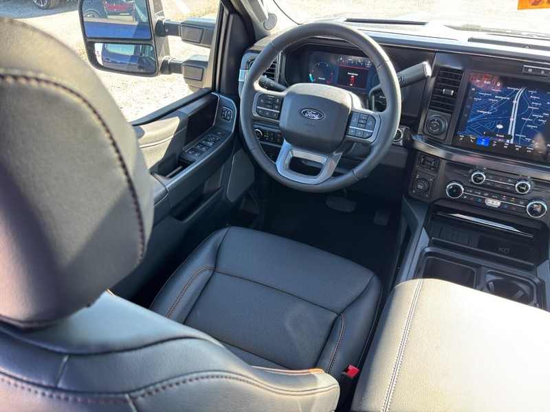 Ford Super Duty F-250 SRW Vehicle Full-screen Gallery Image 14