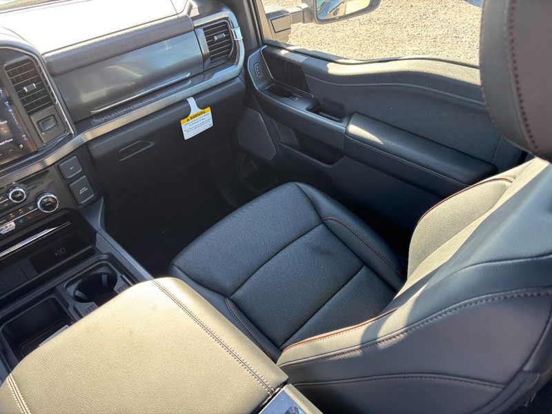 Ford Super Duty F-250 SRW Vehicle Full-screen Gallery Image 16