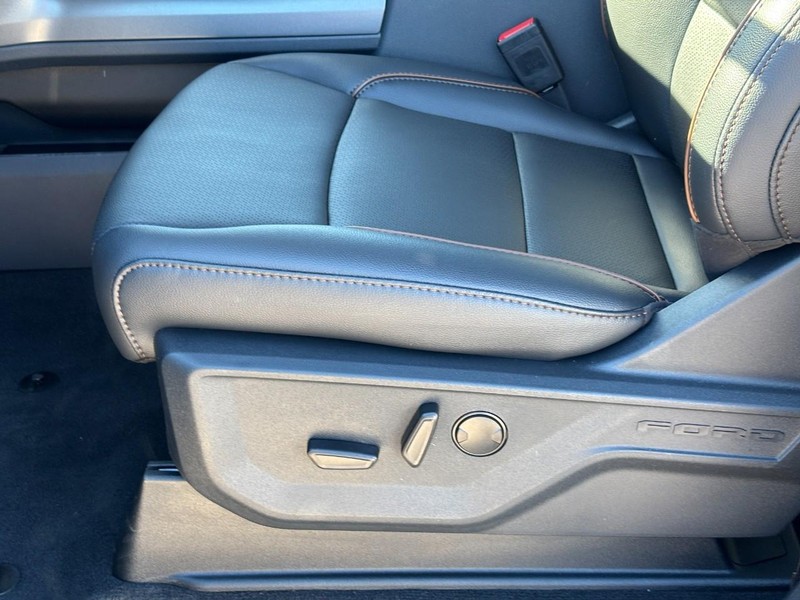 Ford Super Duty F-250 SRW Vehicle Full-screen Gallery Image 17