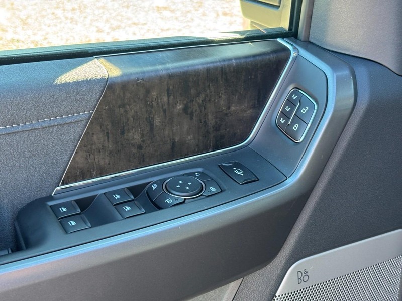 Ford Super Duty F-250 SRW Vehicle Full-screen Gallery Image 18