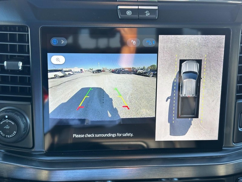 Ford Super Duty F-250 SRW Vehicle Full-screen Gallery Image 23
