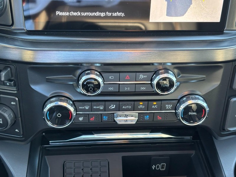 Ford Super Duty F-250 SRW Vehicle Full-screen Gallery Image 24