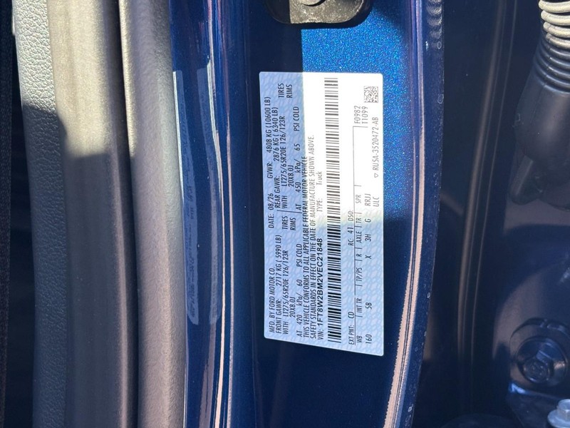 Ford Super Duty F-250 SRW Vehicle Full-screen Gallery Image 25