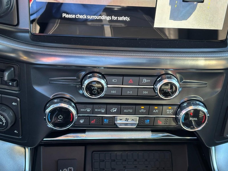 Ford F-150 Vehicle Full-screen Gallery Image 25