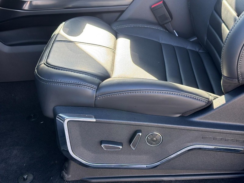 Ford F-150 Vehicle Full-screen Gallery Image 17