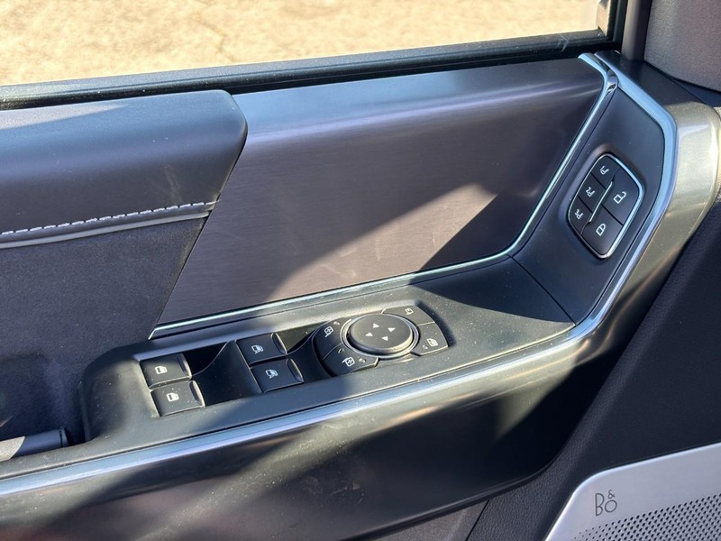 Ford F-150 Vehicle Full-screen Gallery Image 18