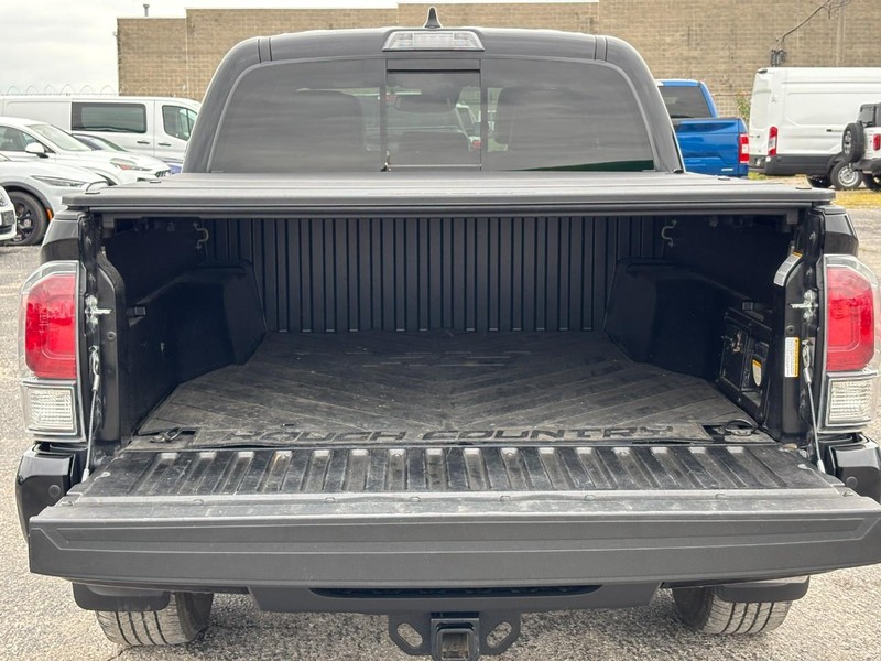 Toyota Tacoma 4WD Vehicle Full-screen Gallery Image 11