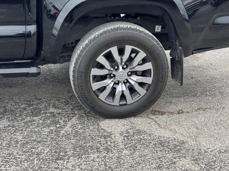 Toyota Tacoma 4WD Vehicle Full-screen Gallery Image 12