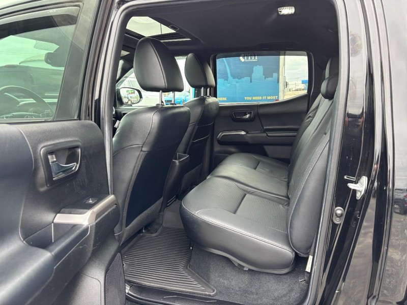Toyota Tacoma 4WD Vehicle Full-screen Gallery Image 13