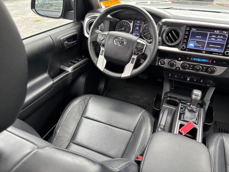 Toyota Tacoma 4WD Vehicle Full-screen Gallery Image 14
