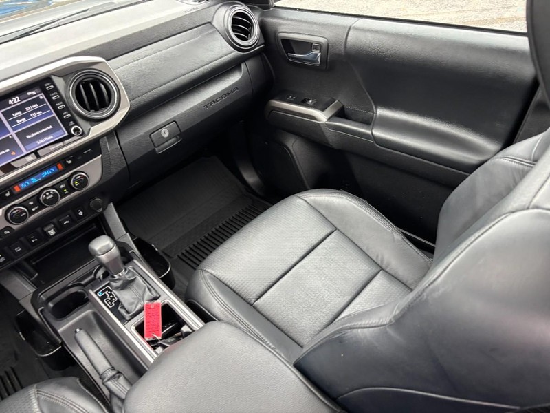 Toyota Tacoma 4WD Vehicle Full-screen Gallery Image 16