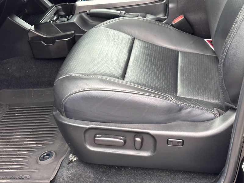 Toyota Tacoma 4WD Vehicle Full-screen Gallery Image 17