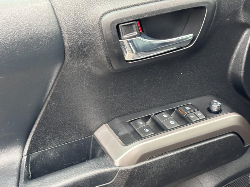 Toyota Tacoma 4WD Vehicle Full-screen Gallery Image 18