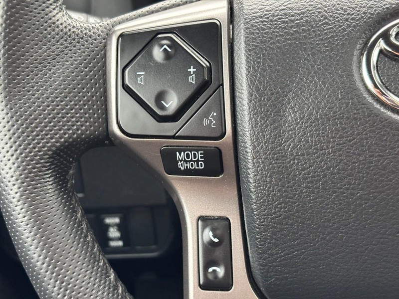 Toyota Tacoma 4WD Vehicle Full-screen Gallery Image 19