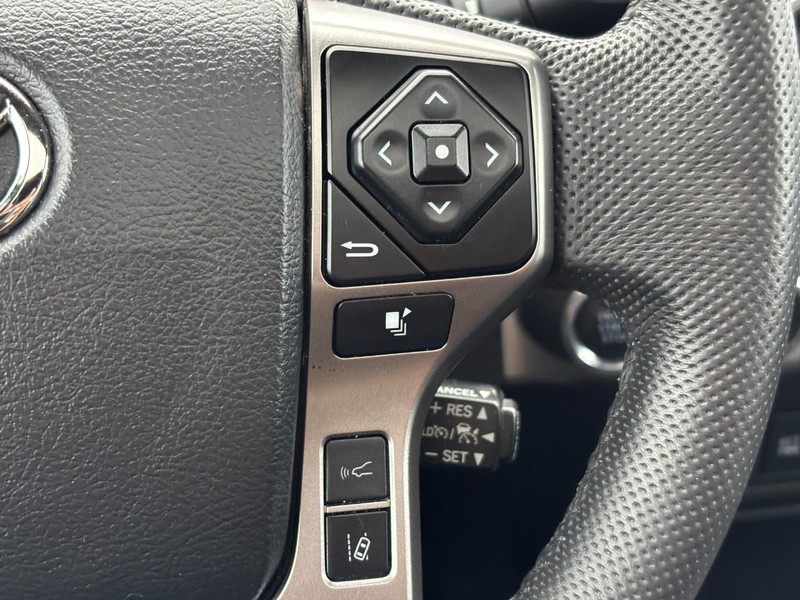 Toyota Tacoma 4WD Vehicle Full-screen Gallery Image 20