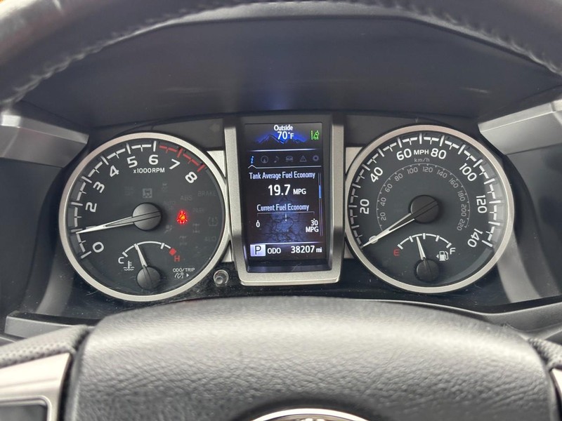 Toyota Tacoma 4WD Vehicle Full-screen Gallery Image 21