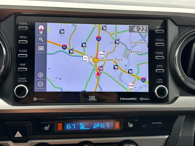 Toyota Tacoma 4WD Vehicle Full-screen Gallery Image 23