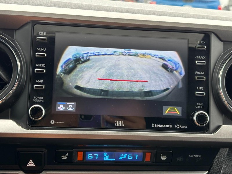 Toyota Tacoma 4WD Vehicle Full-screen Gallery Image 24