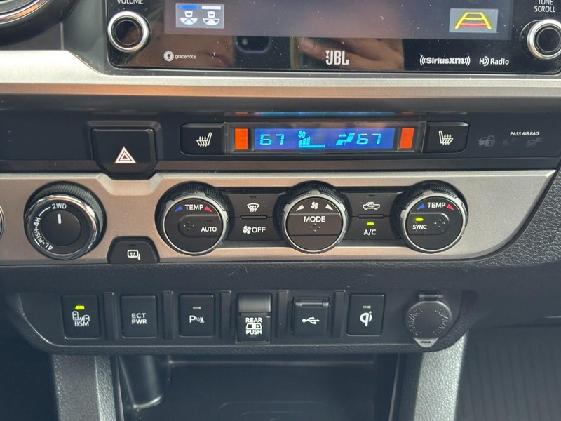 Toyota Tacoma 4WD Vehicle Full-screen Gallery Image 25