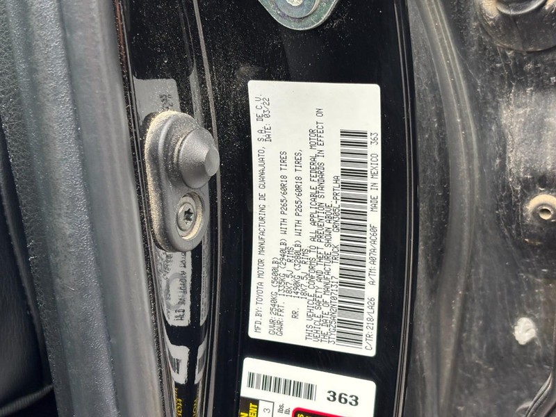 Toyota Tacoma 4WD Vehicle Full-screen Gallery Image 26