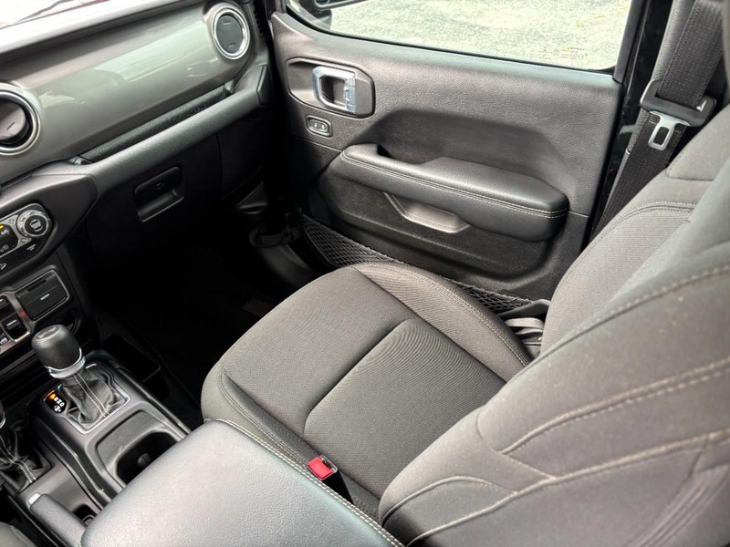 Jeep Wrangler Vehicle Image 16