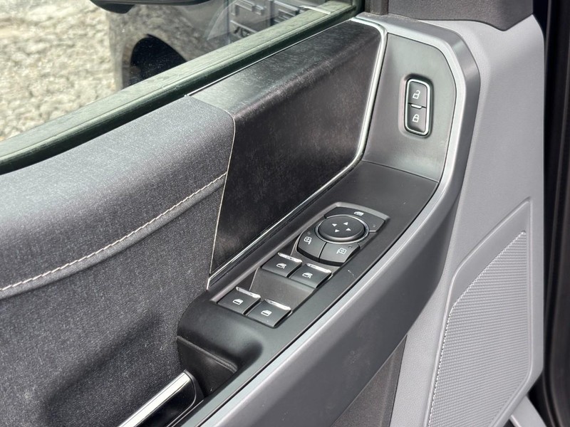 Ford F-150 Lightning Vehicle Full-screen Gallery Image 18