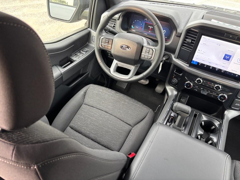Ford F-150 Vehicle Full-screen Gallery Image 14