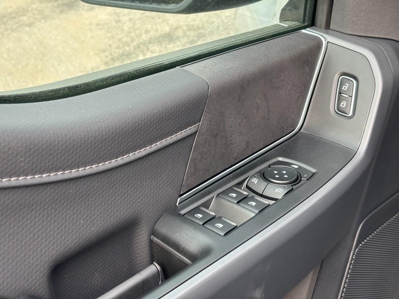 Ford F-150 Vehicle Full-screen Gallery Image 18
