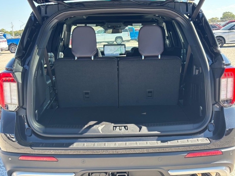 Ford Explorer Vehicle Full-screen Gallery Image 11