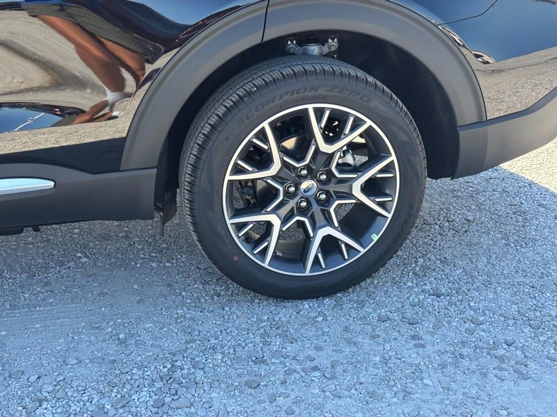 Ford Explorer Vehicle Full-screen Gallery Image 12