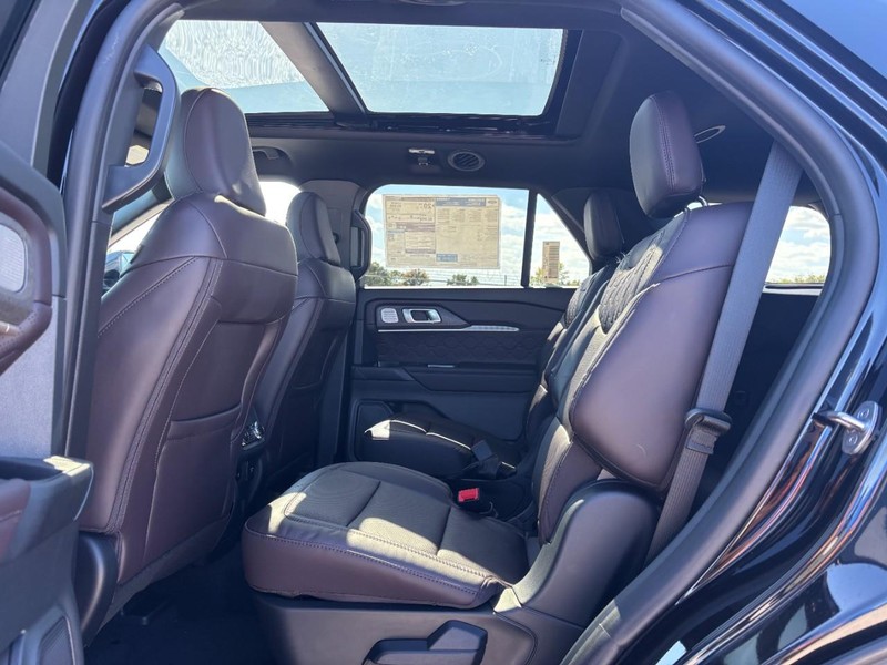 Ford Explorer Vehicle Full-screen Gallery Image 14
