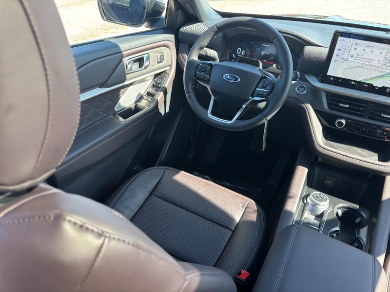 Ford Explorer Vehicle Full-screen Gallery Image 15
