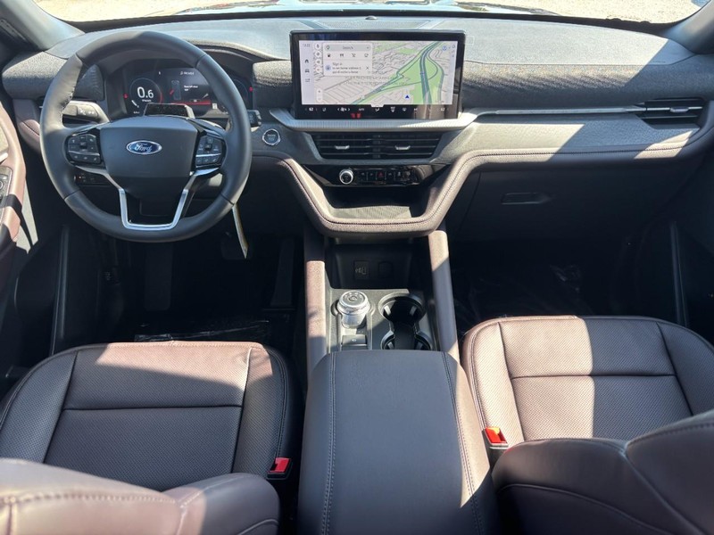 Ford Explorer Vehicle Full-screen Gallery Image 16