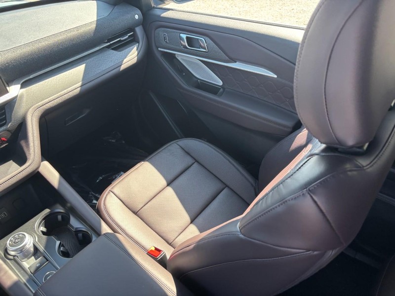 Ford Explorer Vehicle Full-screen Gallery Image 17