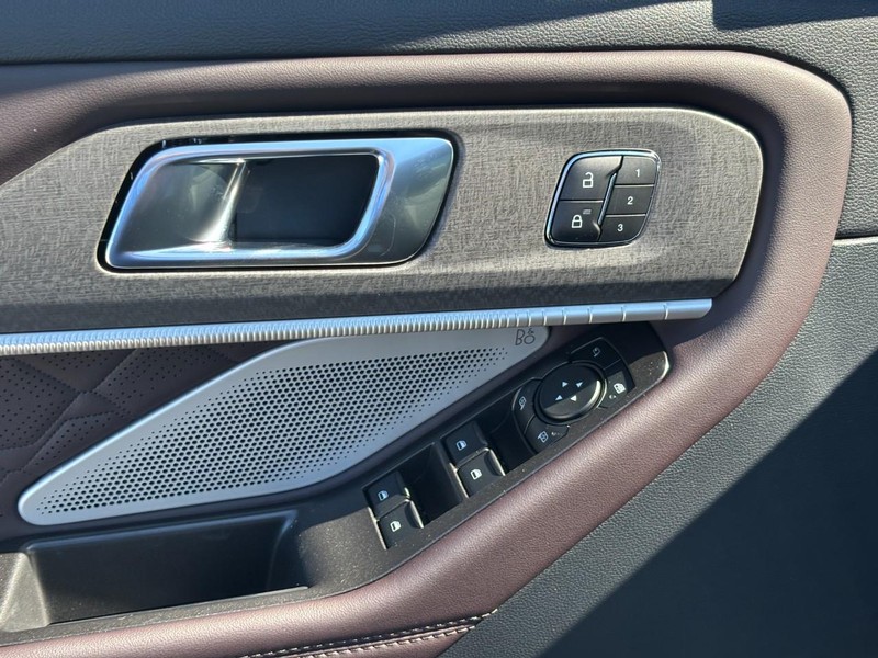 Ford Explorer Vehicle Full-screen Gallery Image 19