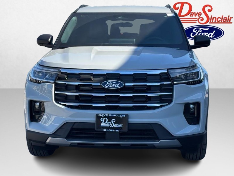 Ford Explorer Vehicle Full-screen Gallery Image 02