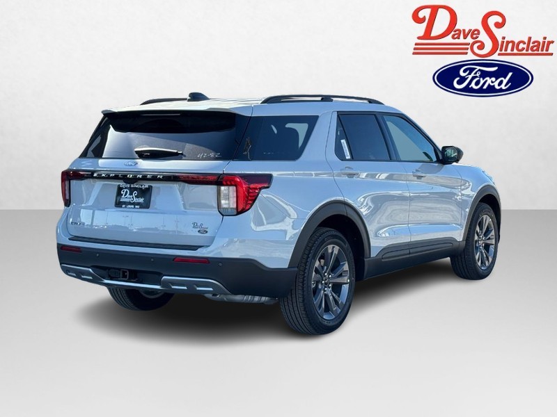Ford Explorer Vehicle Full-screen Gallery Image 07