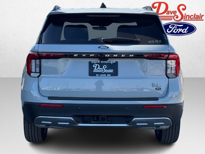 Ford Explorer Vehicle Full-screen Gallery Image 08