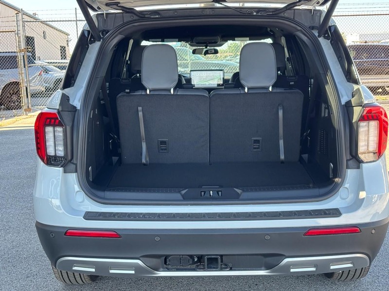 Ford Explorer Vehicle Full-screen Gallery Image 11